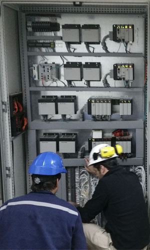 Técnico realizando mantenimiento